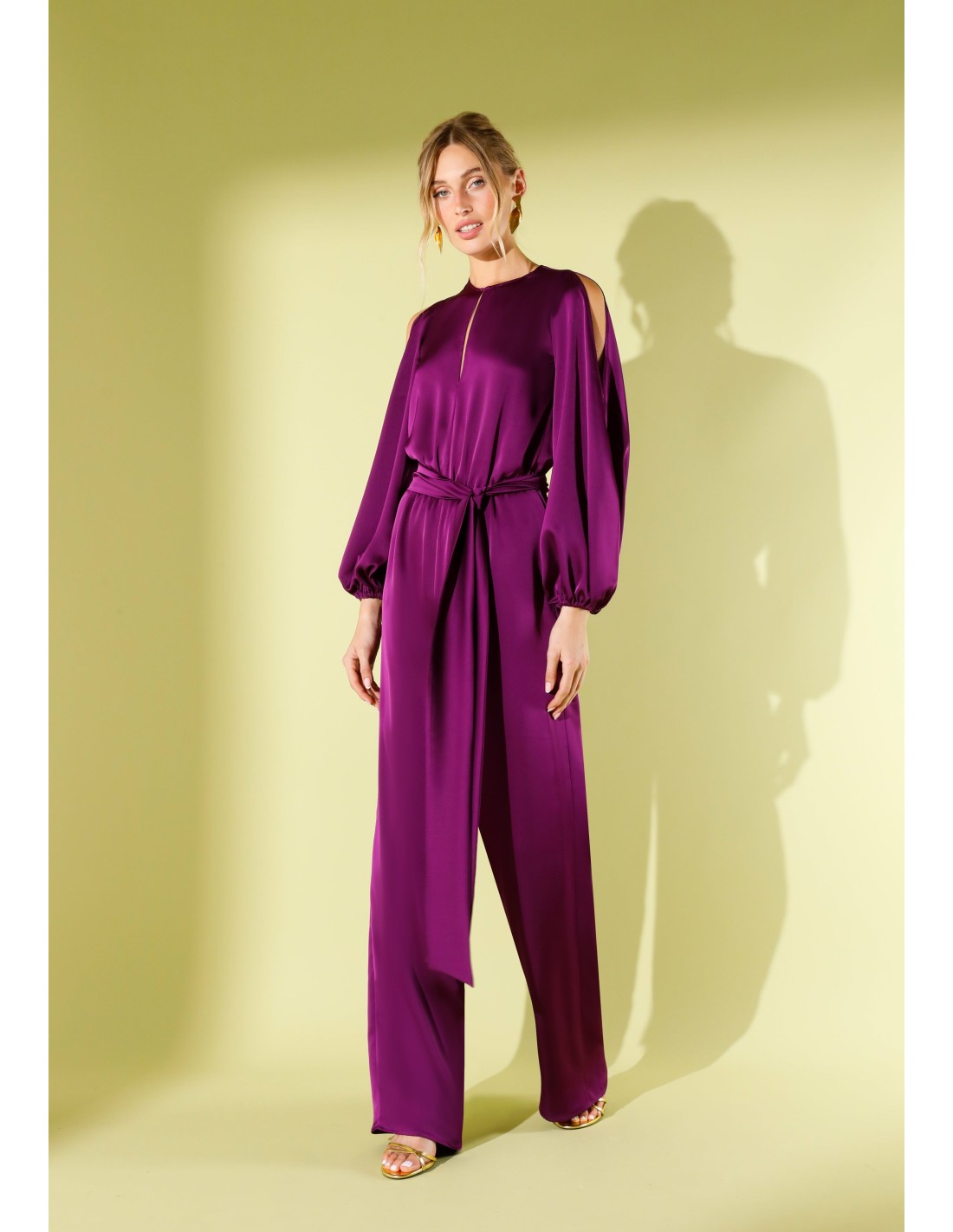 Violet satin jumpsuit for weddings INVITADISIMA