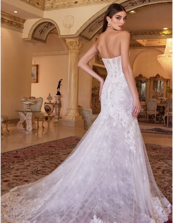 Strapless lace wedding dress with V-neckline 2