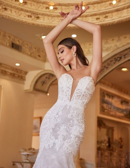 Robe de mariée en dentelle sans bretelles avec décolleté en V