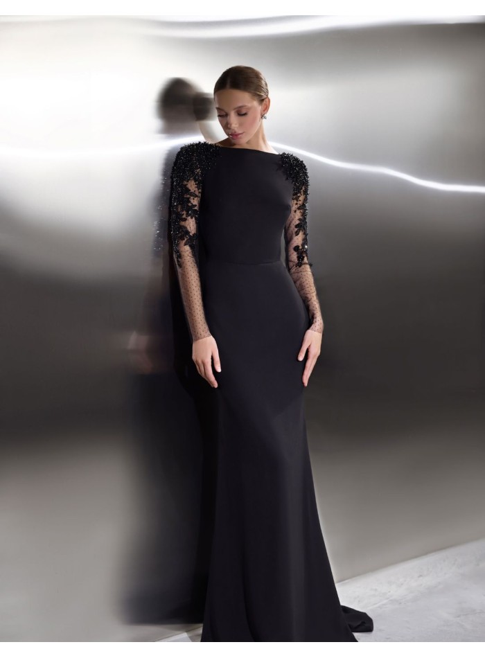 Longue robe de soirée noire avec de longues manches en tulle brodé