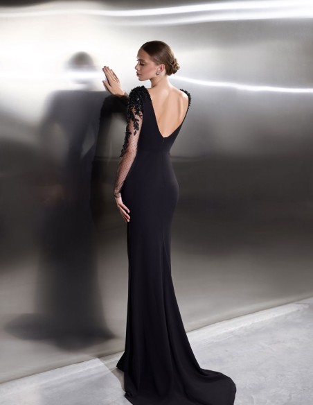 Vestido de fiesta largo negro con mangas largas de tul bordadas