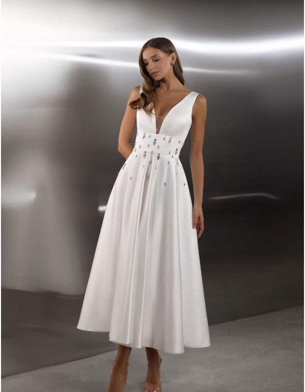 Vestido de fiesta midi con escote y detalles de pedrería...
