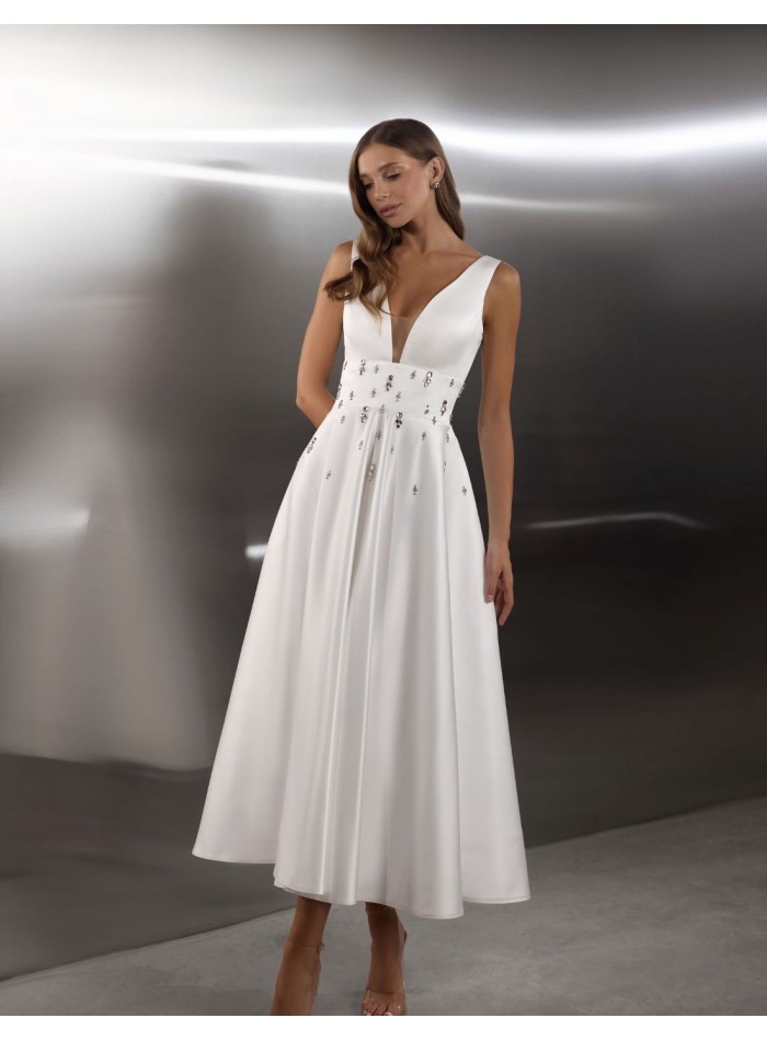 Robe de soirée midi avec encolure brodée et détails en perles