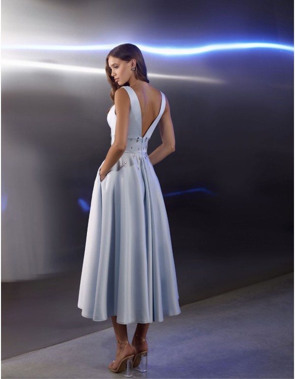 Vestido de fiesta midi con escote y detalles de pedrería... 2