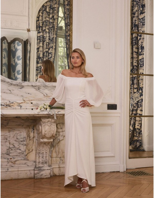Vestido de novia largo con escote barco y mangas abullonadas