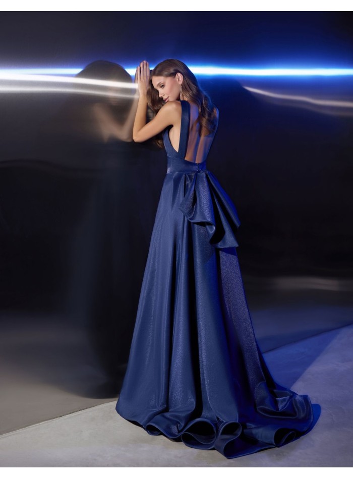 Long party dress with neckline and back lacing
