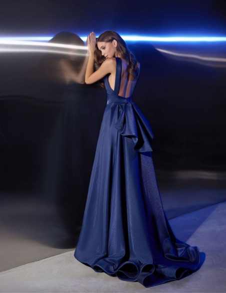 Robe de soirée longue avec encolure et laçage dans le dos