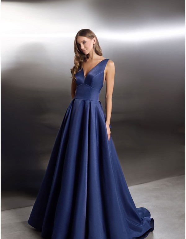 Long party dress with neckline and back lacing