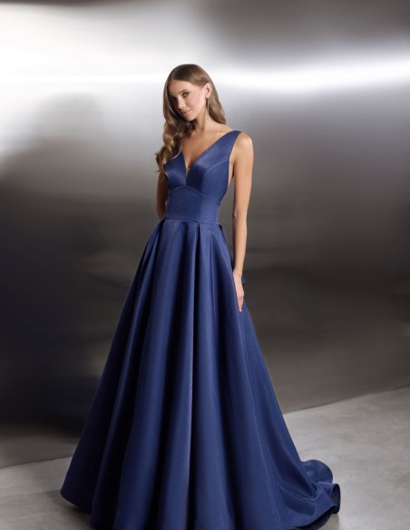 Long party dress with neckline and back lacing