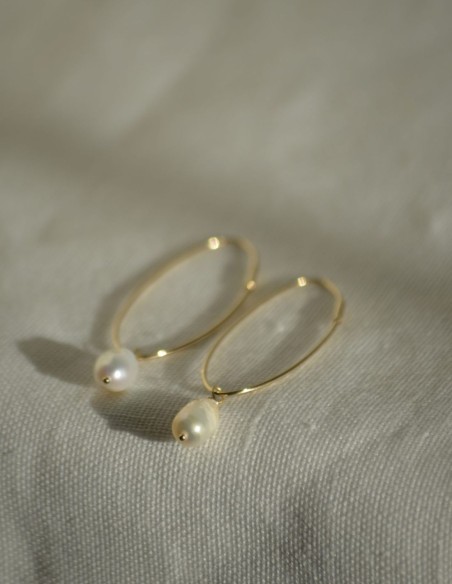 Pendientes minimalistas de aro con perlas naturales y acabado dorado