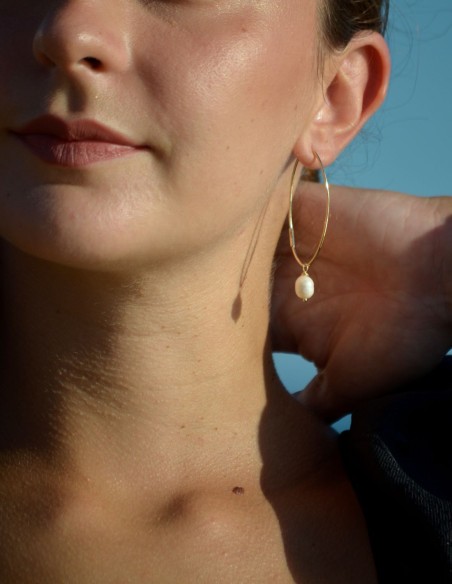 Pendientes minimalistas de aro con perlas naturales y acabado dorado
