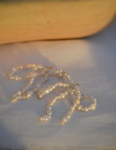 Pendientes lazo con perlas para invitadas hechos a mano