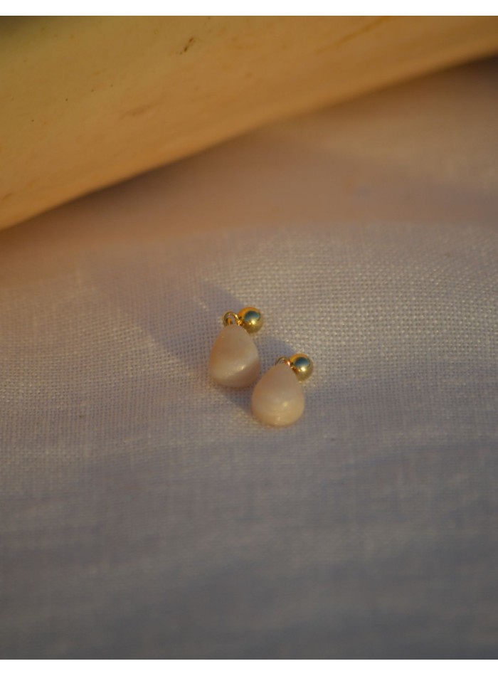 Pearly teardrop earrings