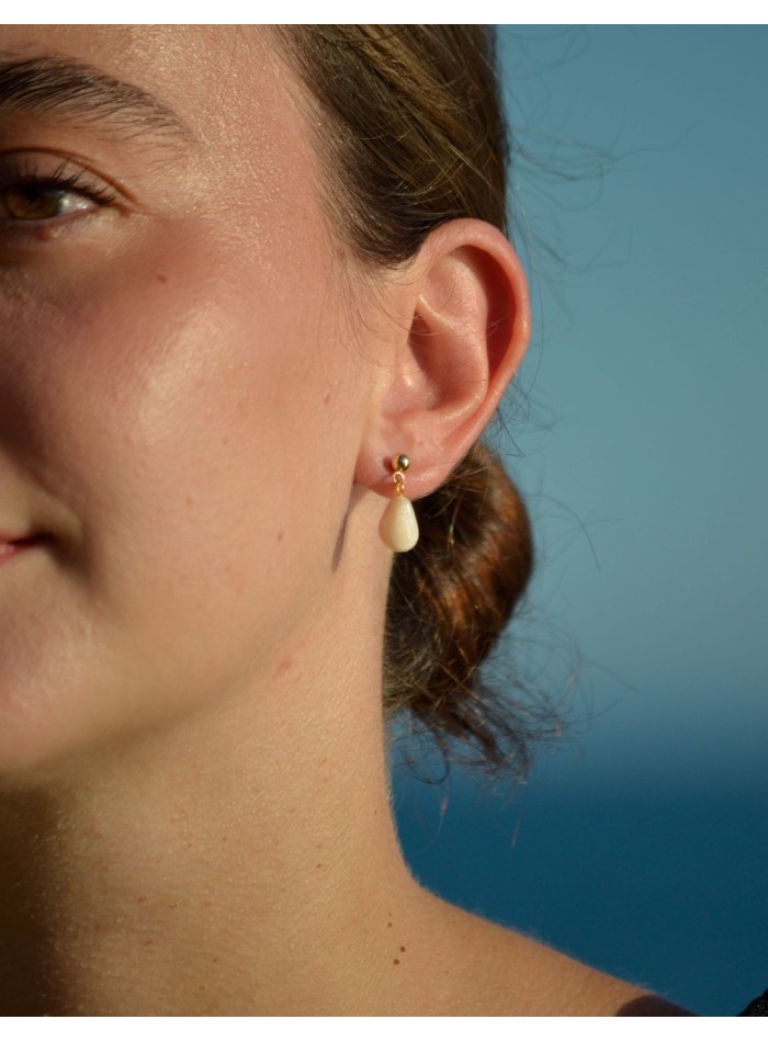 Pearly teardrop earrings