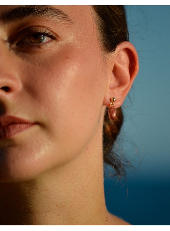 Pendientes lágrima en tono rosa con cierre dorado