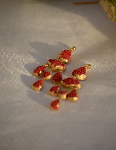 Boucles d'oreilles d'invité texturées or et rouge