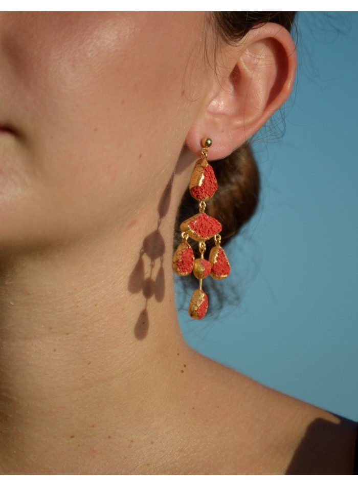 Boucles d'oreilles d'invité texturées or et rouge