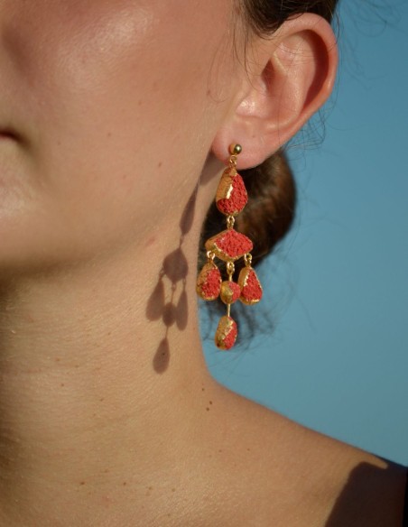Pendientes para invitada en dorado y rojo texturizado
