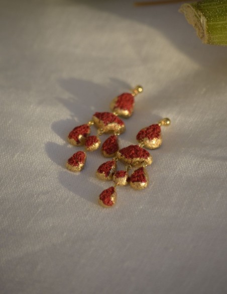 Pendientes para invitada en dorado y rojo texturizado