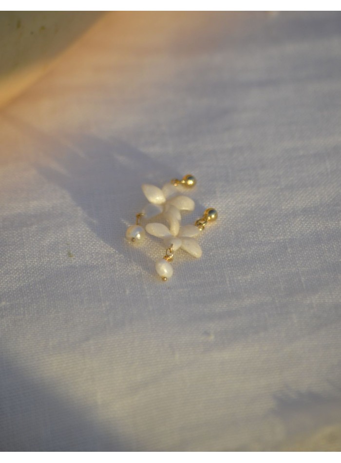 Elegant guest earrings with pearl white detailing