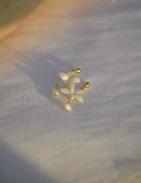 Elegant guest earrings with pearl white detailing