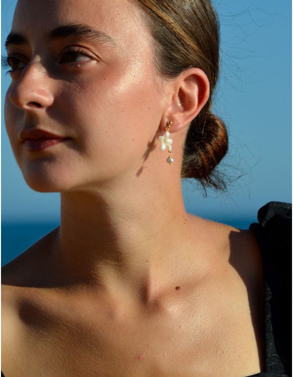 Boucles d'oreilles Guest avec détails en blanc perlé 2