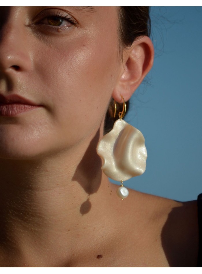 Pearly petal earrings with dangling pearl