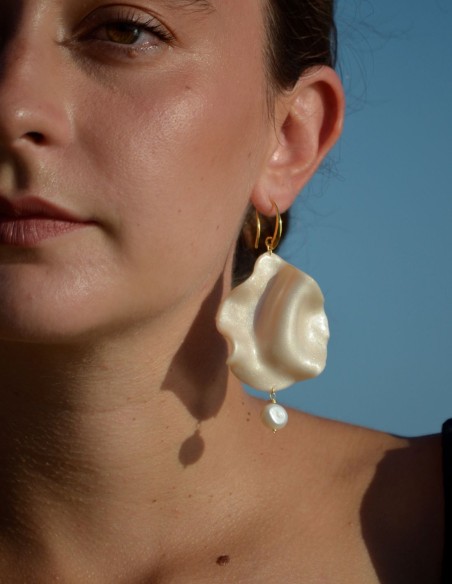 Pendientes pétalo nacarado con perla colgante