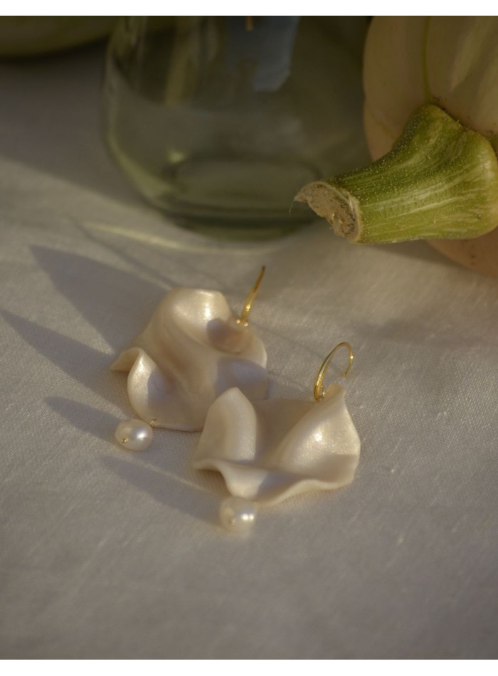 Pearly petal earrings with dangling pearl