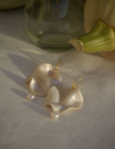 Pendientes pétalo nacarado con perla colgante