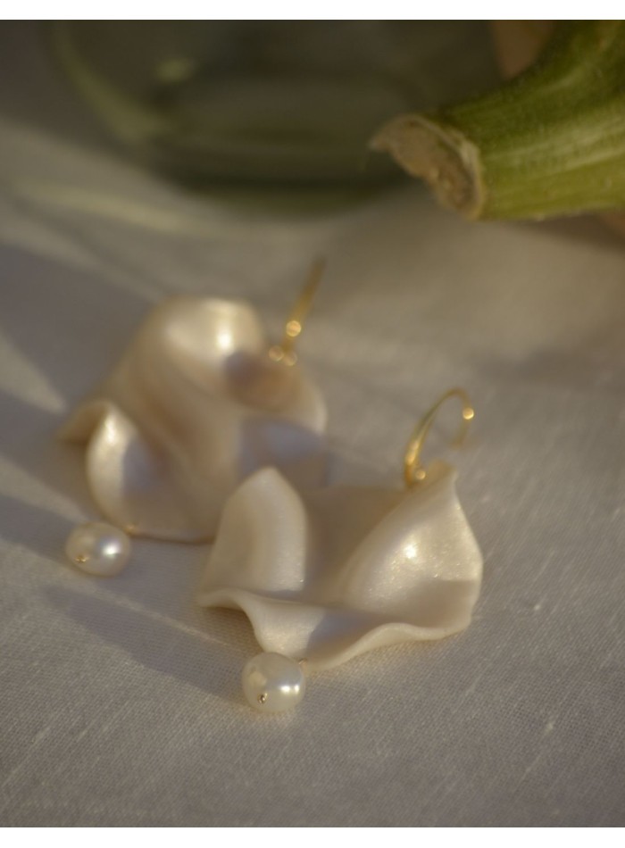 Pearly petal earrings with dangling pearl