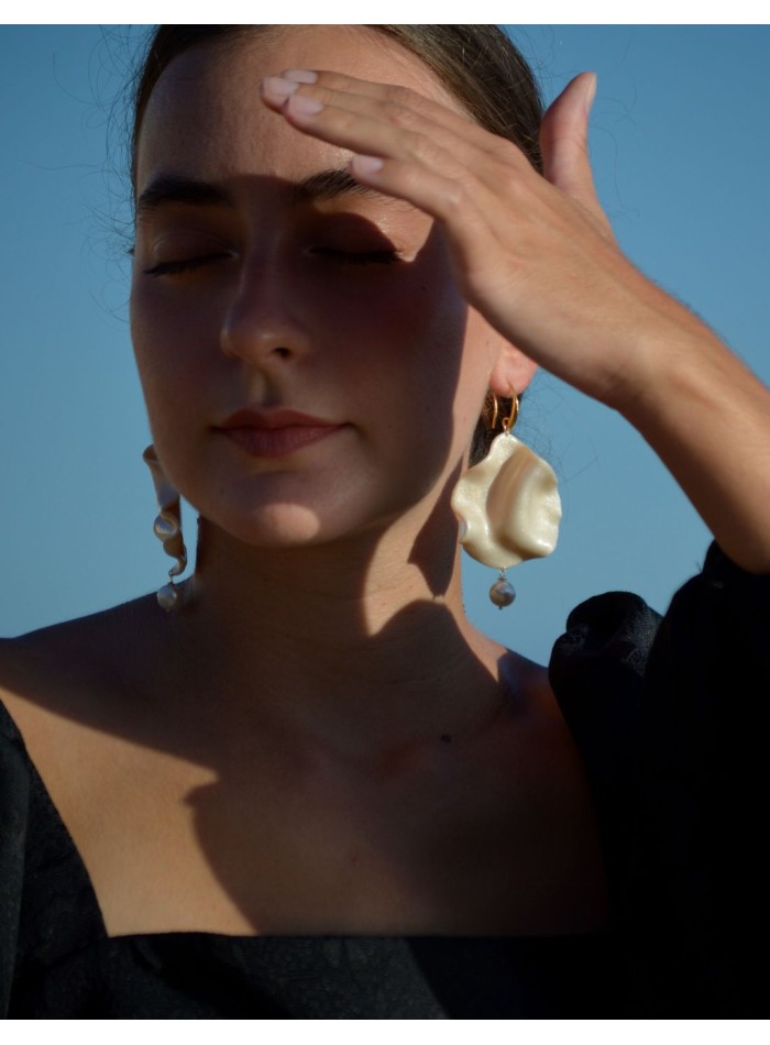 Boucles d'oreilles pétales nacrés avec...