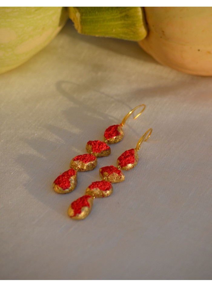 Boucles d'oreilles framboise avec détails dorés