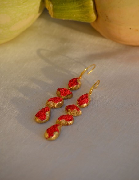 Boucles d'oreilles framboise avec détails dorés
