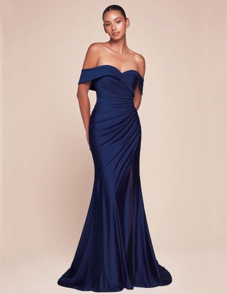 Longue robe de fête en satin avec encolure bandeau pour l'invitée