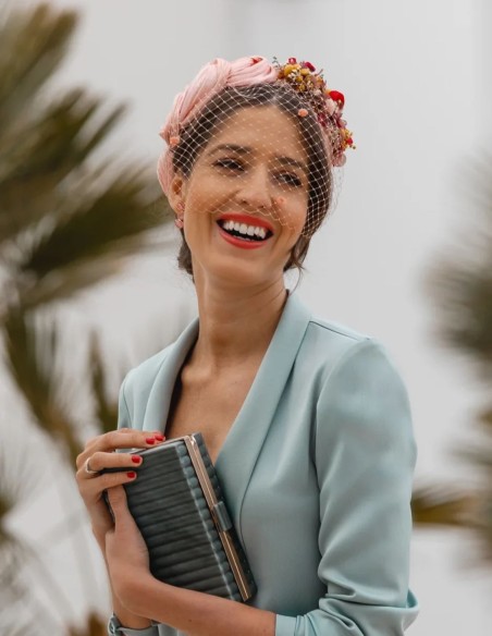 Bandeau de fête à volants avec nœuds et décoration florale sur le côté