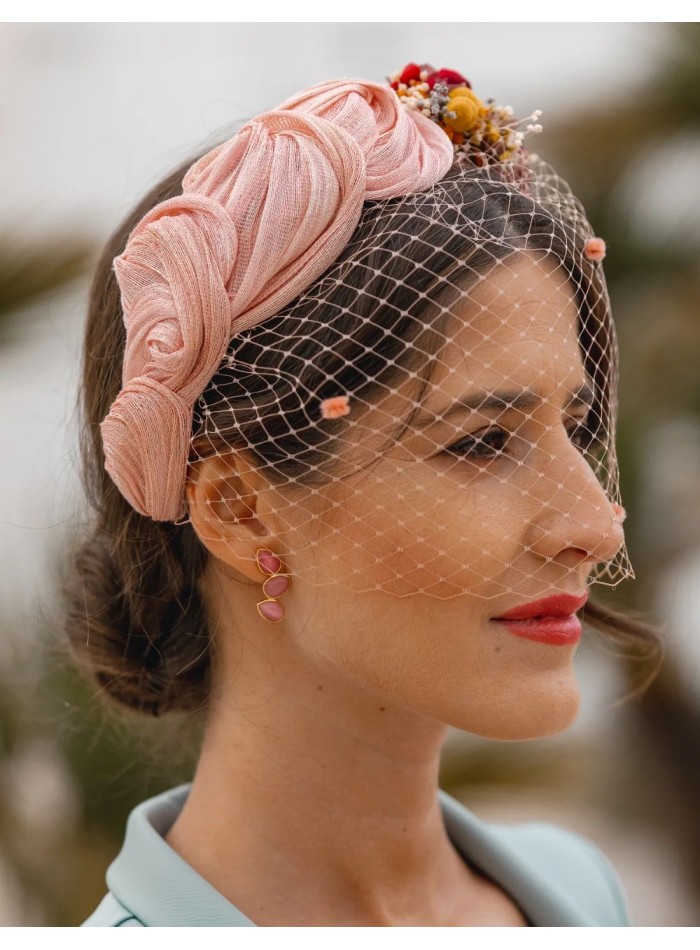 Bandeau de fête à volants avec nœuds et décoration florale sur le côté