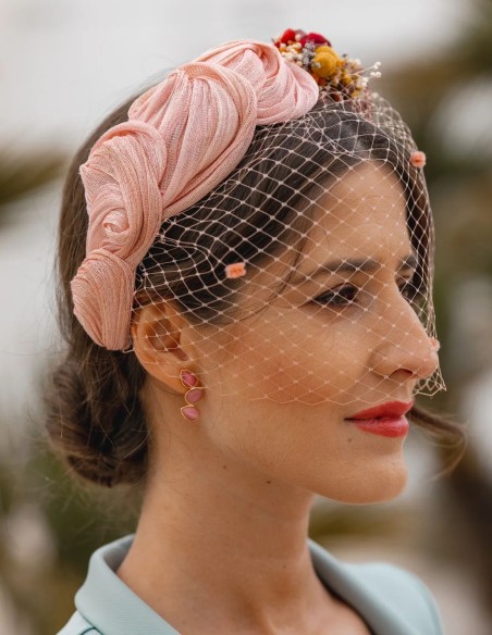 Bandeau de fête à volants avec nœuds et décoration florale sur le côté
