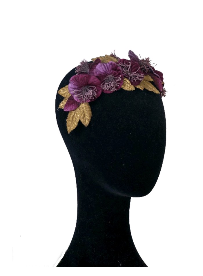 Velvet headband with eggplant flowers and golden at INVITADISIMA