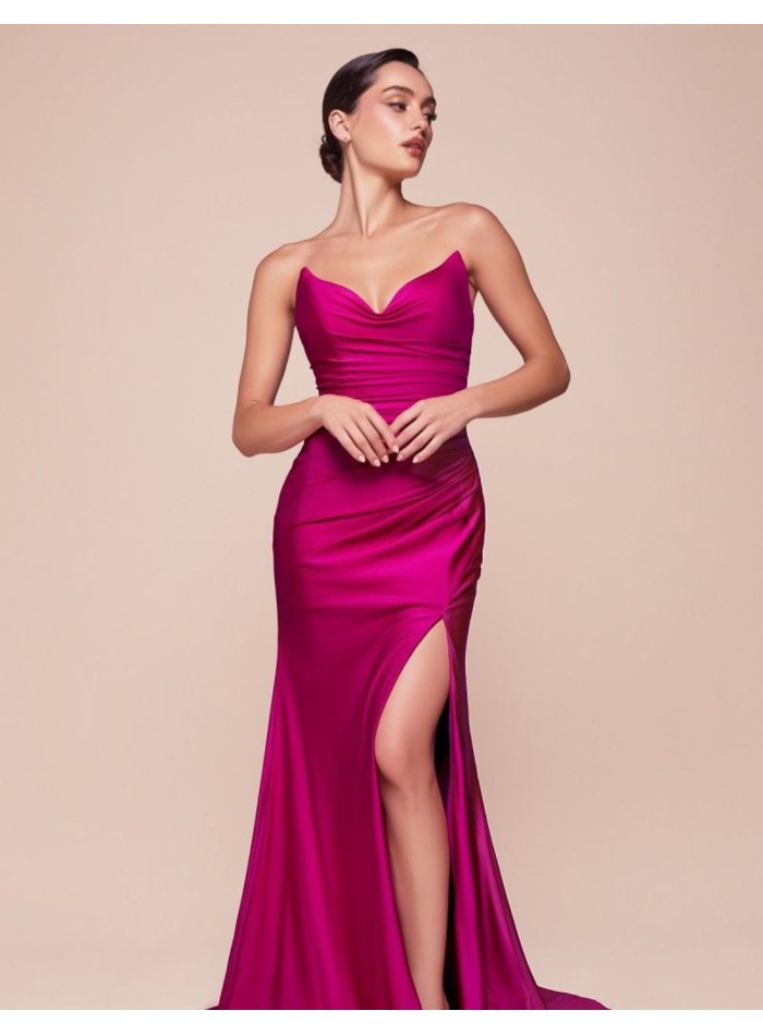 Robe longue en satin avec décolleté en cœur pour l'invitée