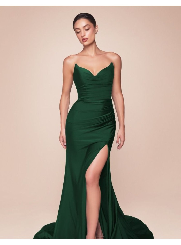 Robe longue en satin avec décolleté en cœur pour l'invitée