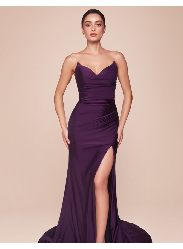 Robe longue en satin avec décolleté en cœur pour l'invitée