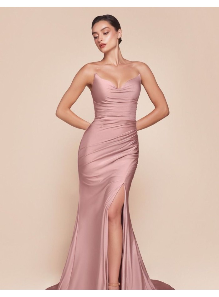 Robe longue en satin avec décolleté en cœur pour l'invitée