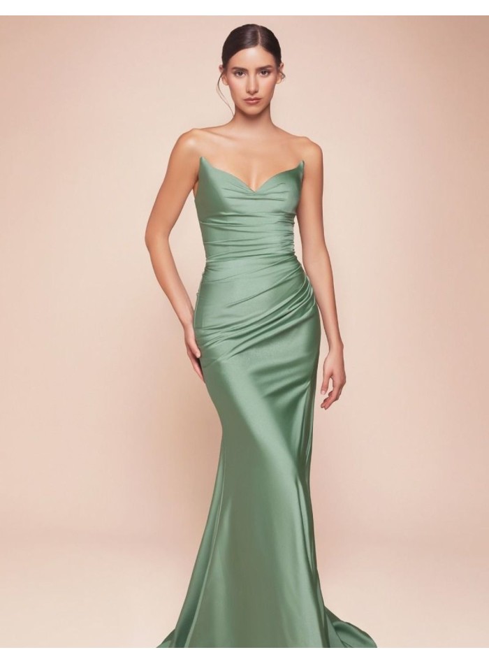 Robe longue en satin avec décolleté en cœur pour l'invitée