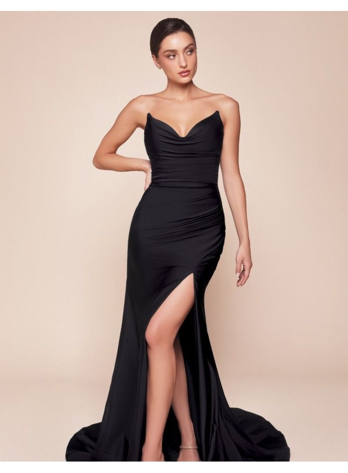 Robe longue en satin avec décolleté en cœur pour l'invitée