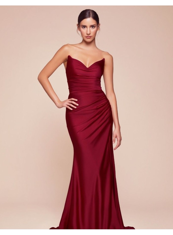 Robe longue en satin avec décolleté en cœur pour l'invitée