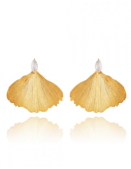 Leaf-shaped party earrings with white natural stone