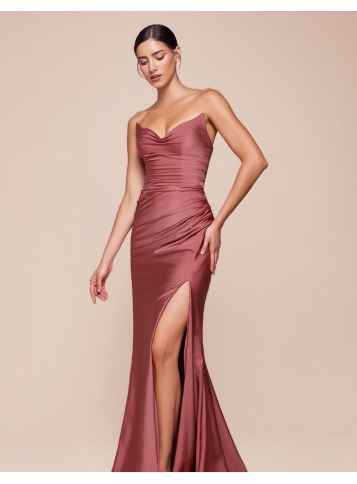 Robe longue en satin avec décolleté en cœur pour l'invitée