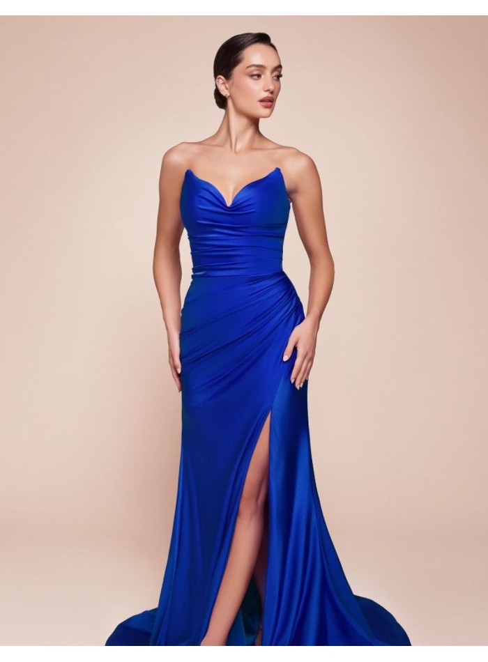 Robe longue en satin avec décolleté en cœur pour l'invitée