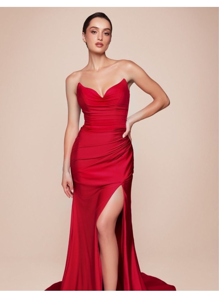 Robe longue en satin avec décolleté en cœur pour l'invitée